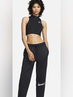 Nike Mock Neck 1/2-Zip
Women's Medium-Support 1-Piece Pad Sports Bra